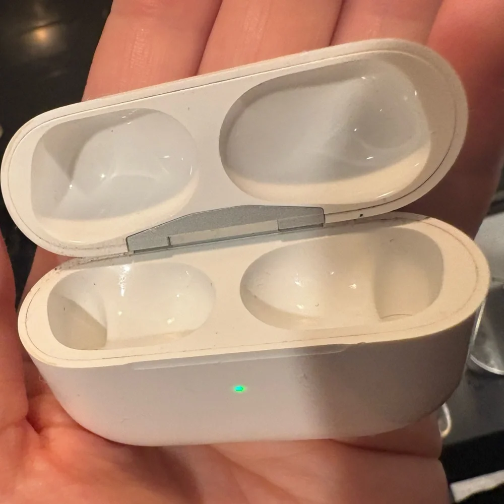 Apple White Wireless Earbuds with Charging Case